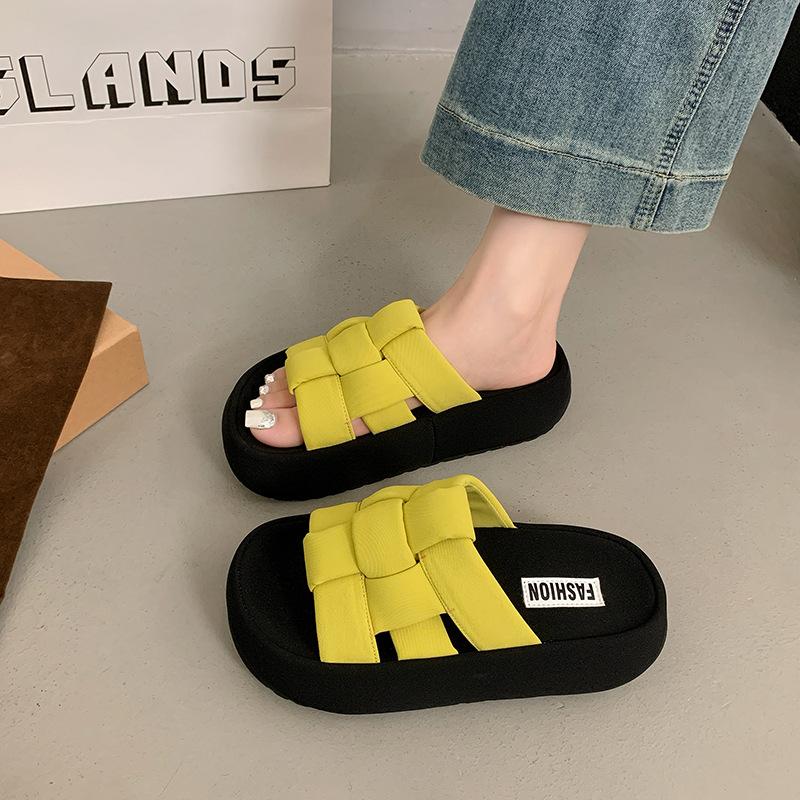 2025 summer new thick-soled cool slippers women's summer outer wear heightening sandals seaside beach one-word slippers women's shoes
