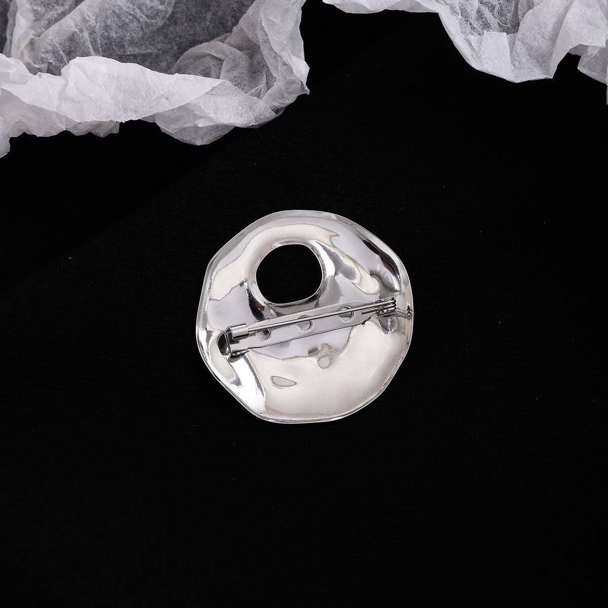 

European-American Hollow Textured Brooch: Luxurious Irregular Fashion Pin