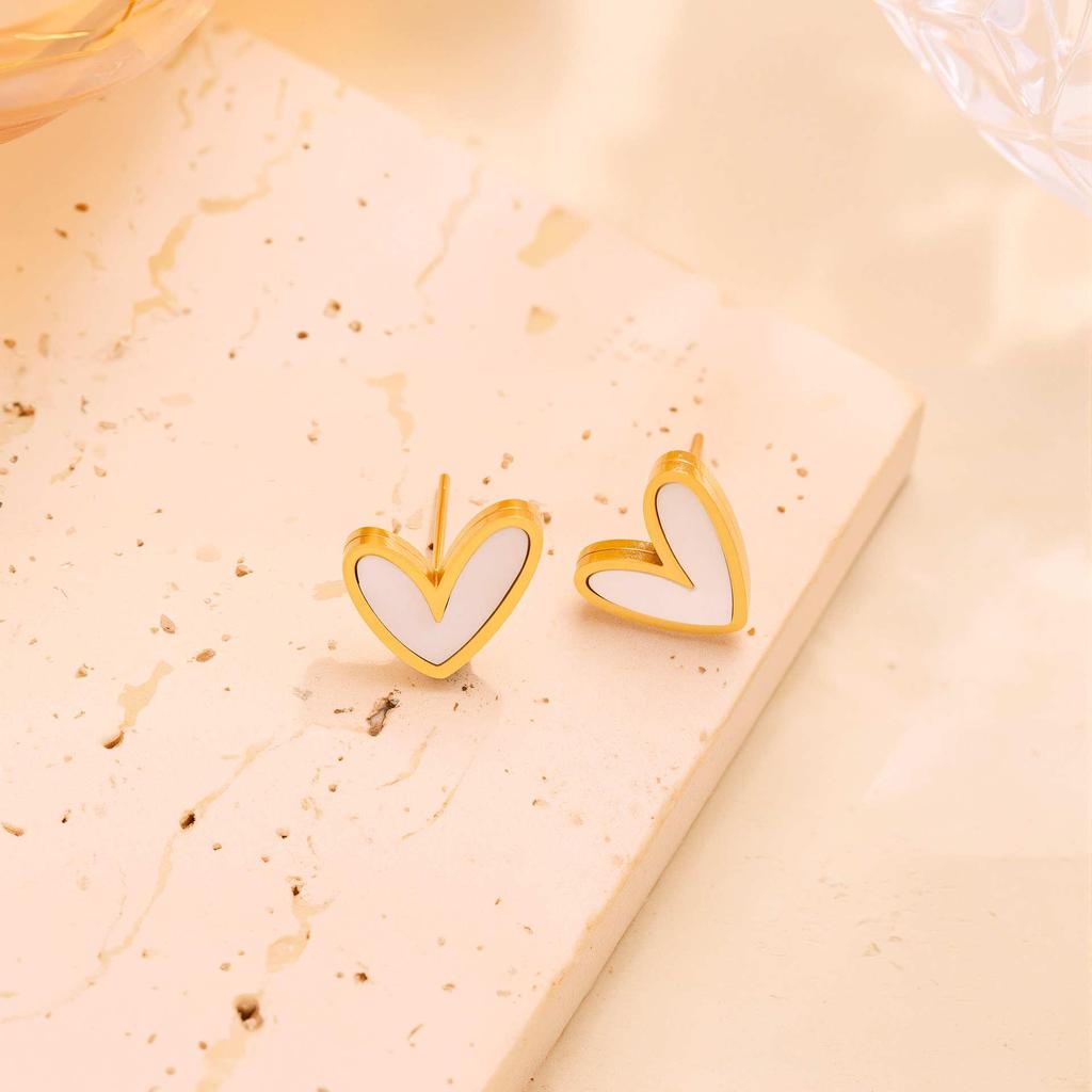 Heart-Shaped Black & White Shell Titanium Necklace & Earrings for Women - Elegant Design