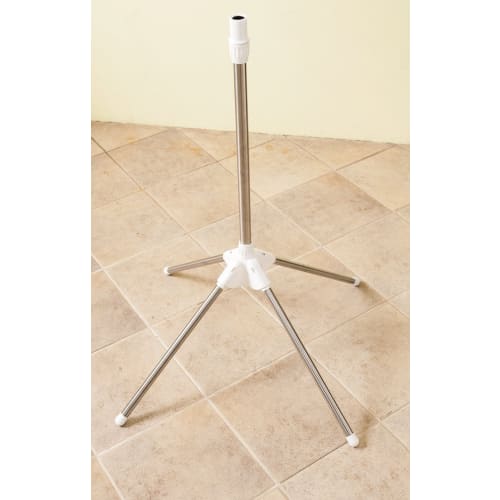 Tenma PS-10K, um estendal de roupa interior tipo suporte que pode secar 32 toalhas de rosto e 12 pares de meias. Montado, uso interno, estilo guarda-sol, 3 níveis