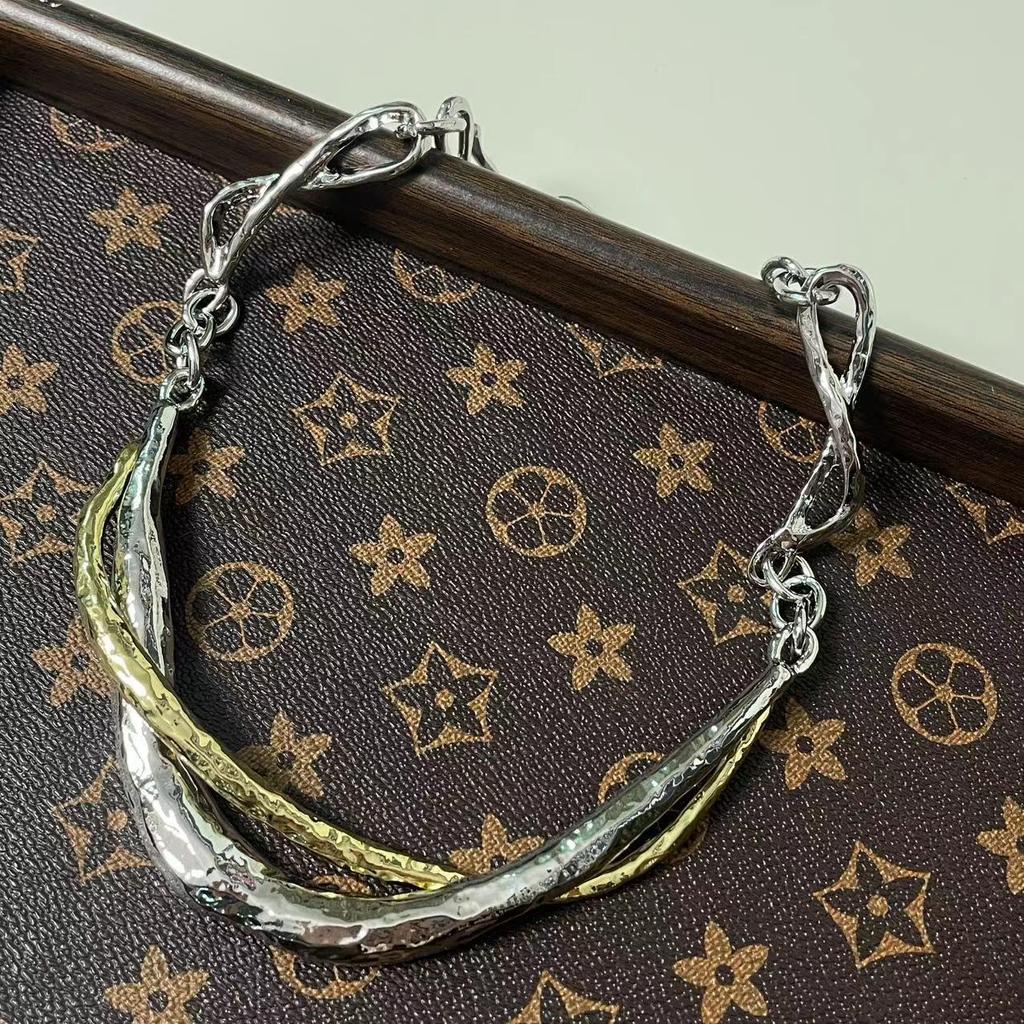 European and American Style Geometric Twisted Metal Necklace: Trendy, Bold, and Fashionable Clavicle Chain for Women
