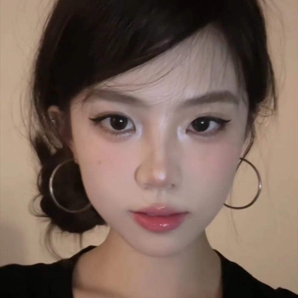 Y2K Millennial Style Silberne Übergroße Creolen für Damen - Groß, Exaggeriert, High-End Design