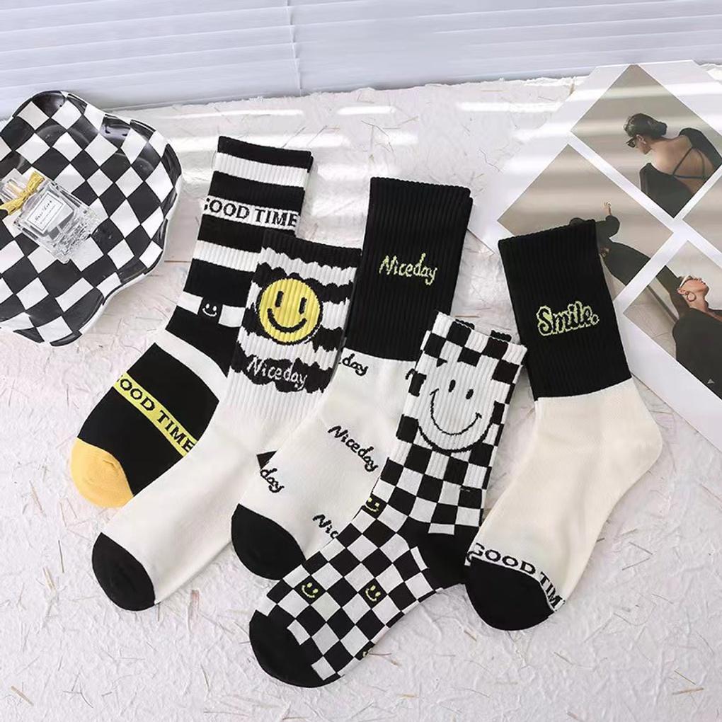 

5 pairs of domestically produced Smile Day checkerboard banding socks for women 5 pairs (random colors)
