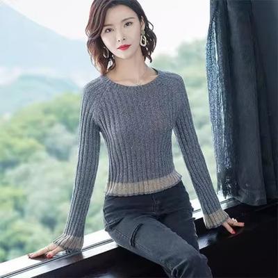Ein neuer, eng anliegender Strickpullover mit kurzen und langen Ärmeln, Rundhalsausschnitt und Streifendesign für Herbst und Winter