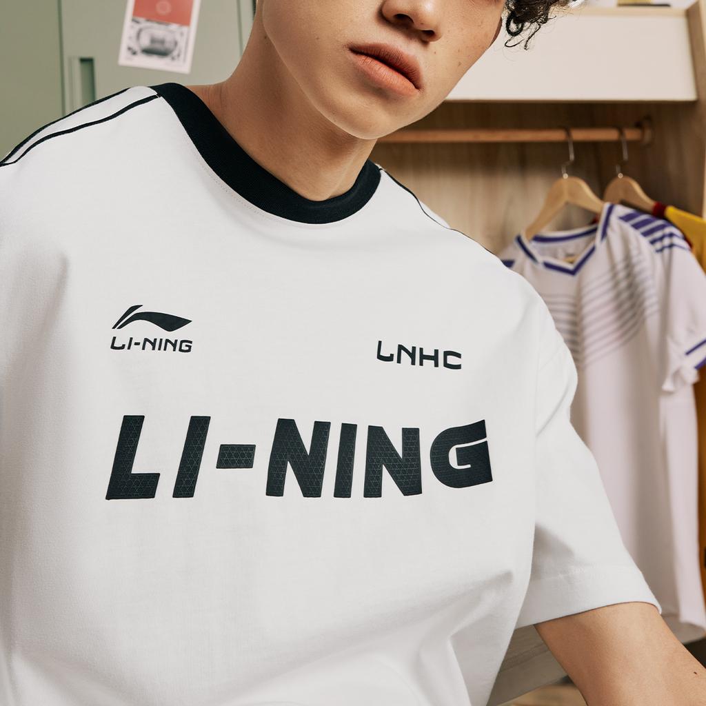 Li-Ning Retro American Logo Stripe Print Round Neck Loose Comfort Casual Short Sleeve Drop Shoulder T-Shirt Unisex Tops Off-White AHSU657-1