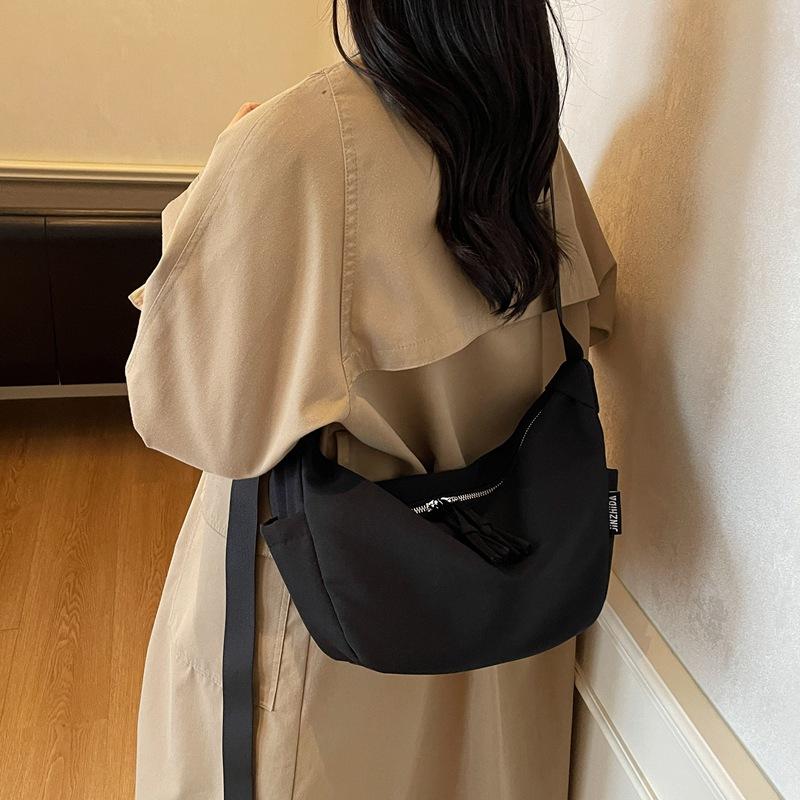 Simple literature and art 2025 autumn new large-capacity women's Korean version solid color trend convenient single shoulder underarm crossbody w