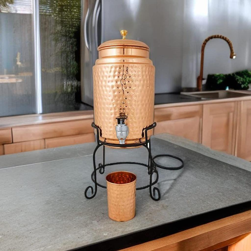 5litrový měděný dávkovač vody se stojanem a sklenicí | Bez BPA, netoxický | Tepaná textura, odolný | s přidanými zdravotními benefity mědi