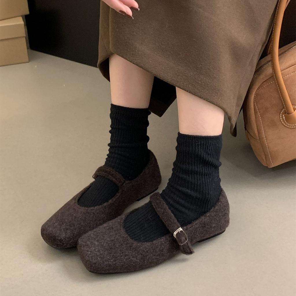 Wysokiej klasy puszyste buty w stylu zagranicznym na odzież wierzchnią damską 2025 nowe jesienno-zimowe francuskie retro temperament płaskie Mary Jane pojedyncze buty