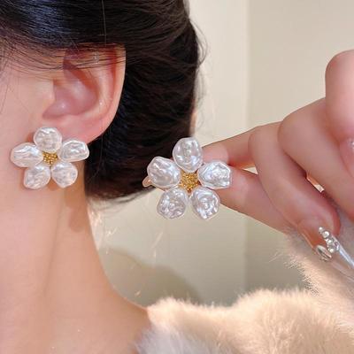 Französische Retro Perlenblumenohrringe: Trendiger Hongkong-Stil, Luxusnische, vielseitig und elegant.