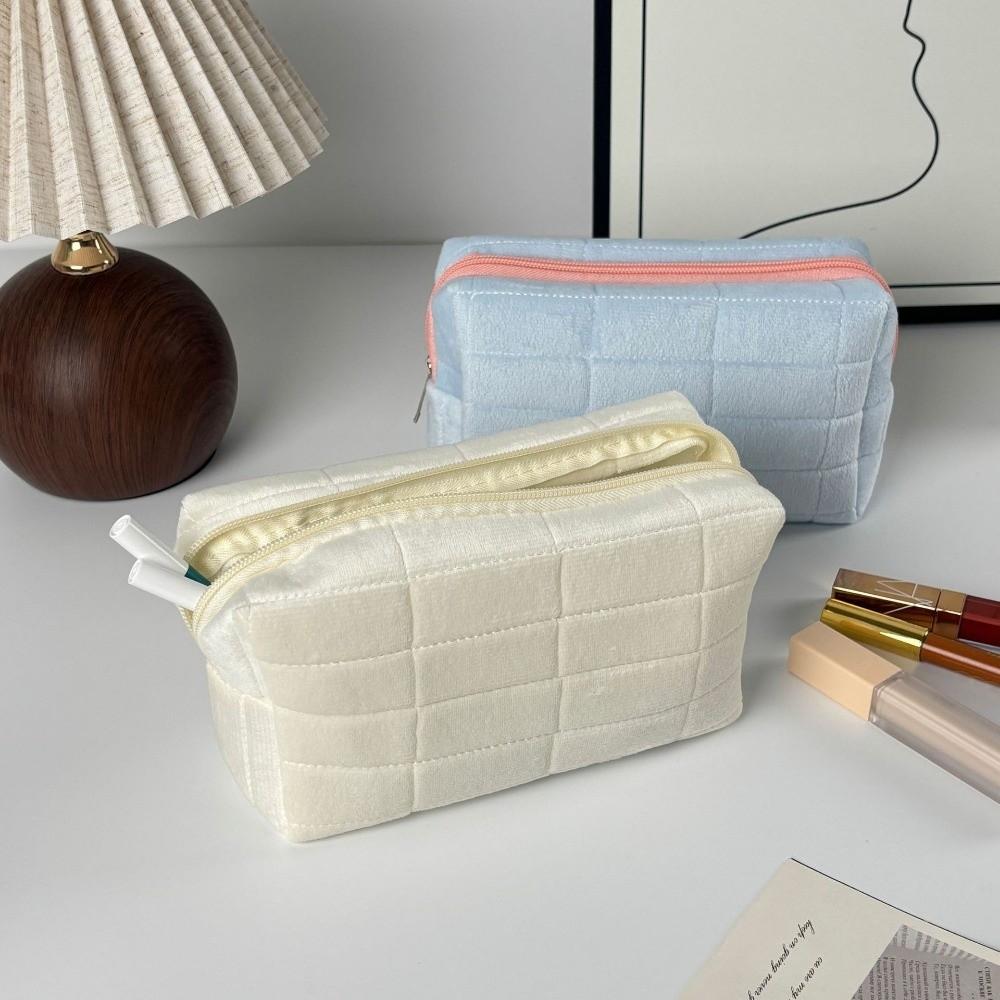 Large Capacity Plaid Makeup Bag Zipper Closure Plush Storage Bag Fashion Cosmetic Bag Daily Use