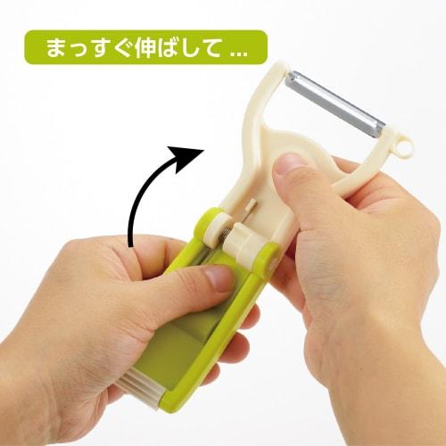 Akebono Sangyo Schäler, Grün, Hergestellt in Japan. Dieser handliche, klemm- und bewegliche Schäler schält rundes Gemüse sicher.. Es verfügt über zwei Modi: """Lange Gemüse M"""