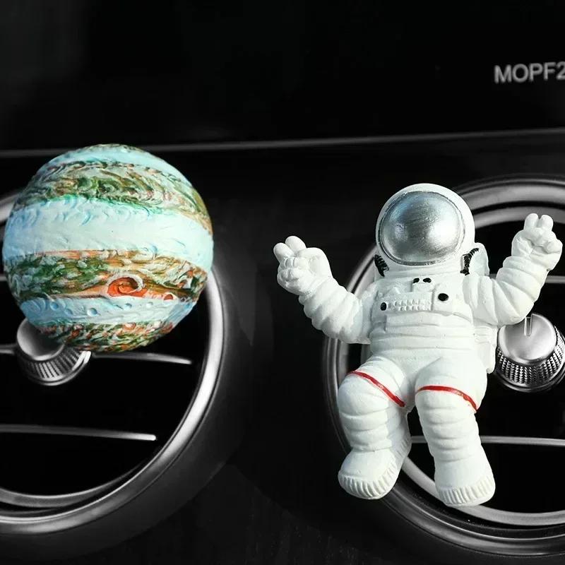 Universum-Planeten-Form Astronaut Auto-Lufterfrischer Auto-Klimaanlage Steckdose Parfüm Clip Parfüm Auto Dekoration Ornamente