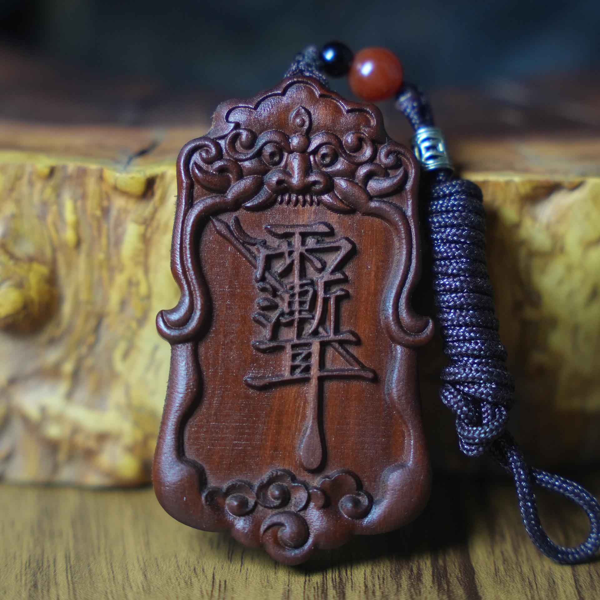 

Кулон из древесины зизифуса и мирта крепа с ручной резьбой в виде двусторонней головы тигра