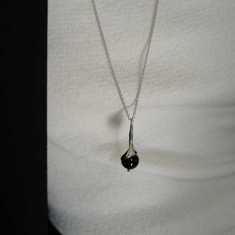 

fiore stone bud long necklace (onyx) gold