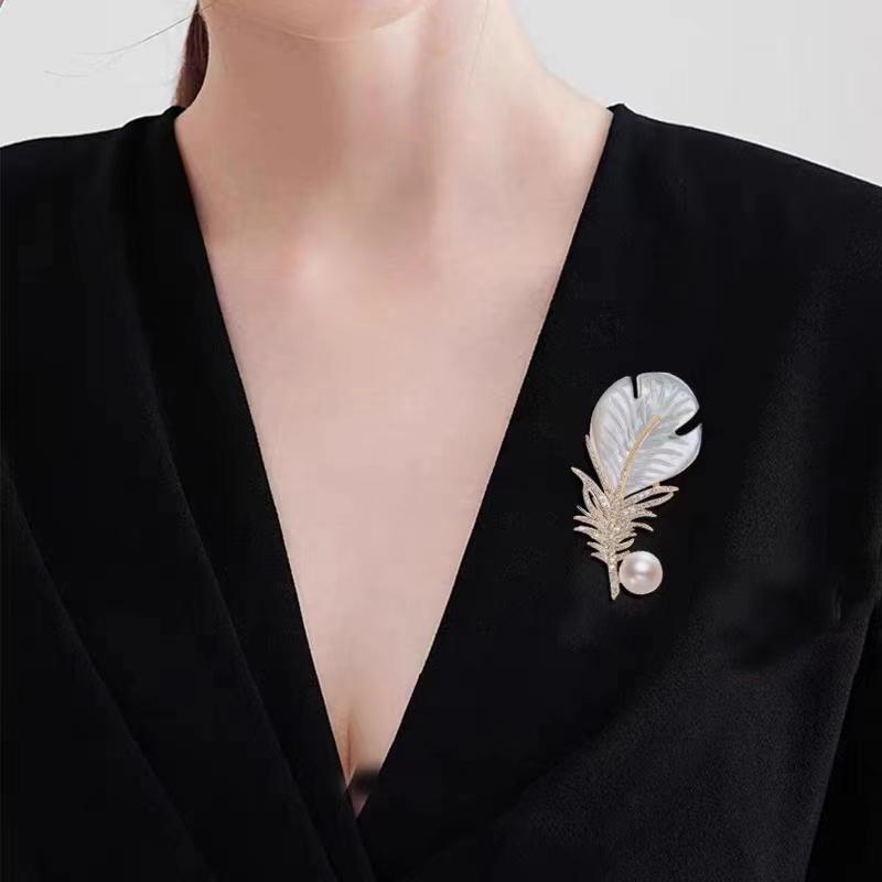 Fashion Crystal Shell Feather Brooch Pins For Women Luxury White Pearl Gold Color Party Wedding Gifts Clothing Accessories