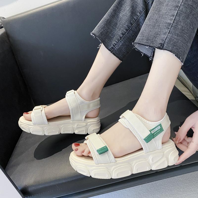 Sandali da donna estate 2025 nuovi ins versione coreana di marea studente semplice muffin suola spessa moda versatile papà sandali da donna