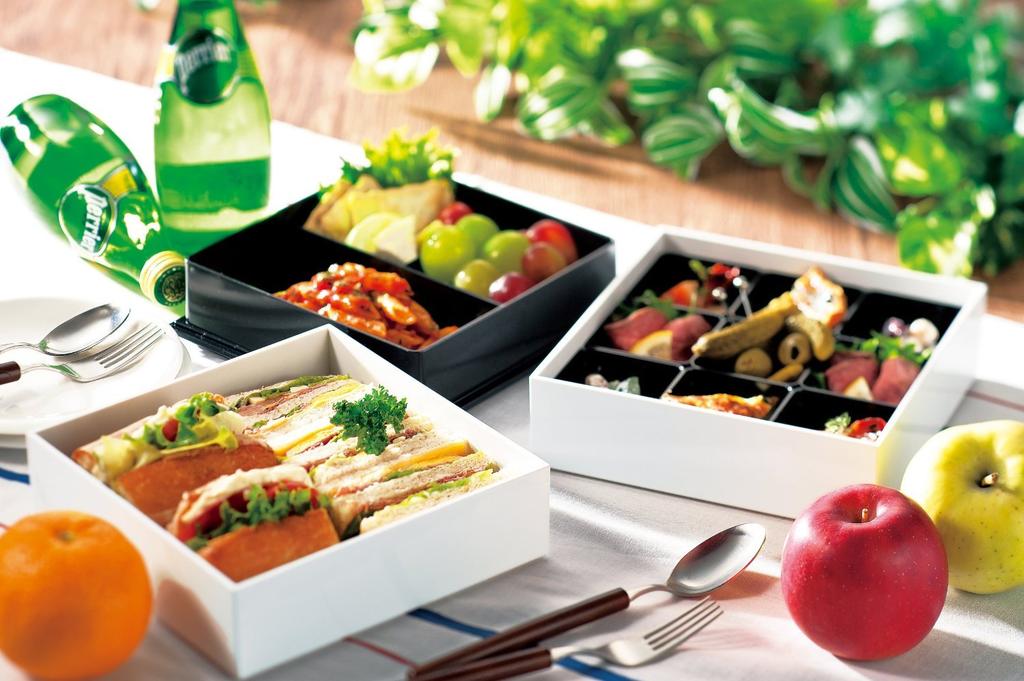 Showa Jubako Box with Seal 18cm H x 18cm W x Perfect for Sports Cherry Blossom New and Osechi Dishes Three-Tiered (Hall) Lid, White, Approx. 16.7cm D,