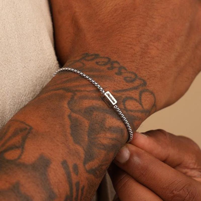 Gravierte Namens-Kettenarmbänder für Männer, Geometrische Quadratrohr-Armbänder aus Edelstahl, Personalisierte Familiennamens-Armbänder, Geschenk für Papa