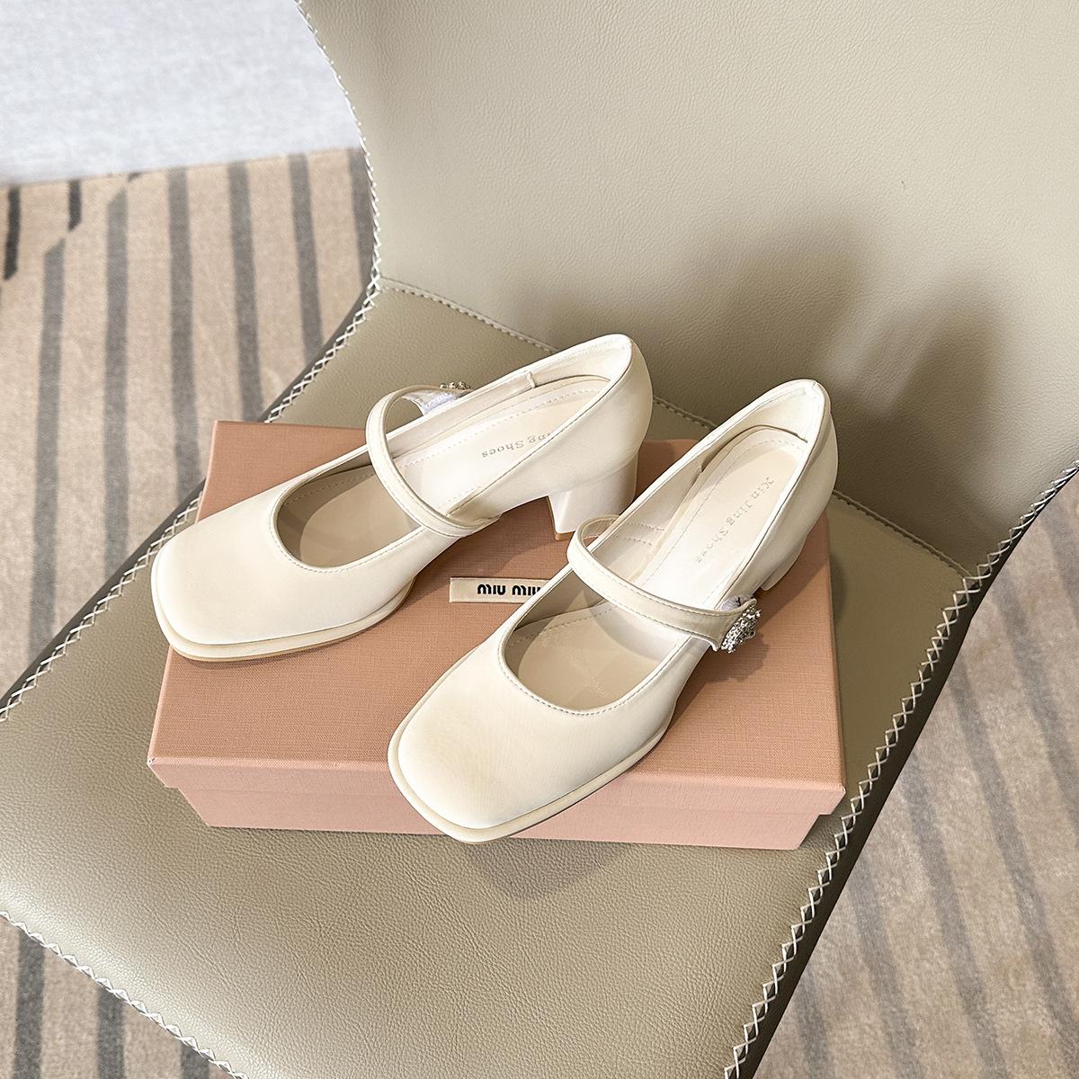 

A66-2 temperament word with thick heel square head single shoes new simple shallow mouth single shoes temperament Mary Jane middle heel shoes 40