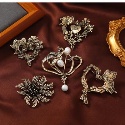 Vintage Damen Barock Herz Perlen Broschen Abzeichen Retro Mode Metall Einfaches Design Anstecknadeln Ansteckblume Für Damen Party Hochzeitsgeschenk