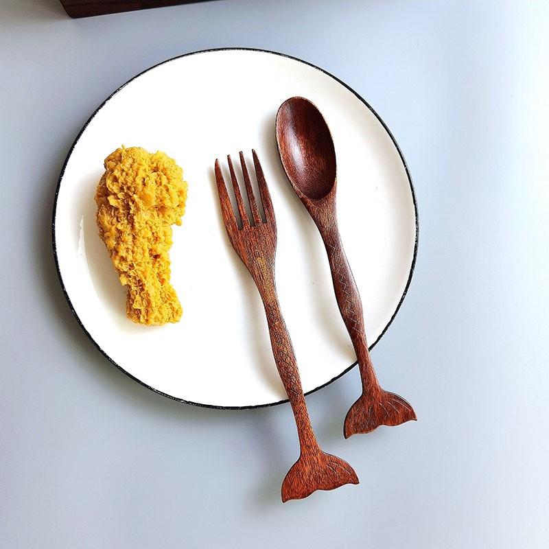 

2Pcs Marine Style Nanwood Fishtail Handle Spoon And Fork Set Solid Wood Handmade Pattern Dessert Fruit Salad Fork Tableware 2PCS