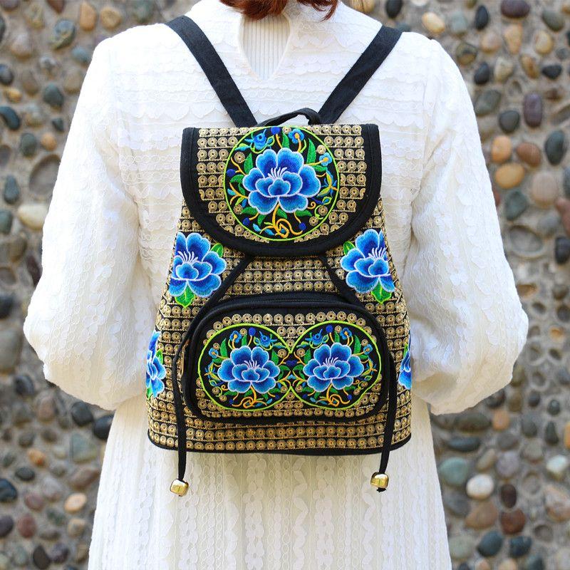 Rucsac de damă, din pânză, în stil etnic, cu flori brodate.