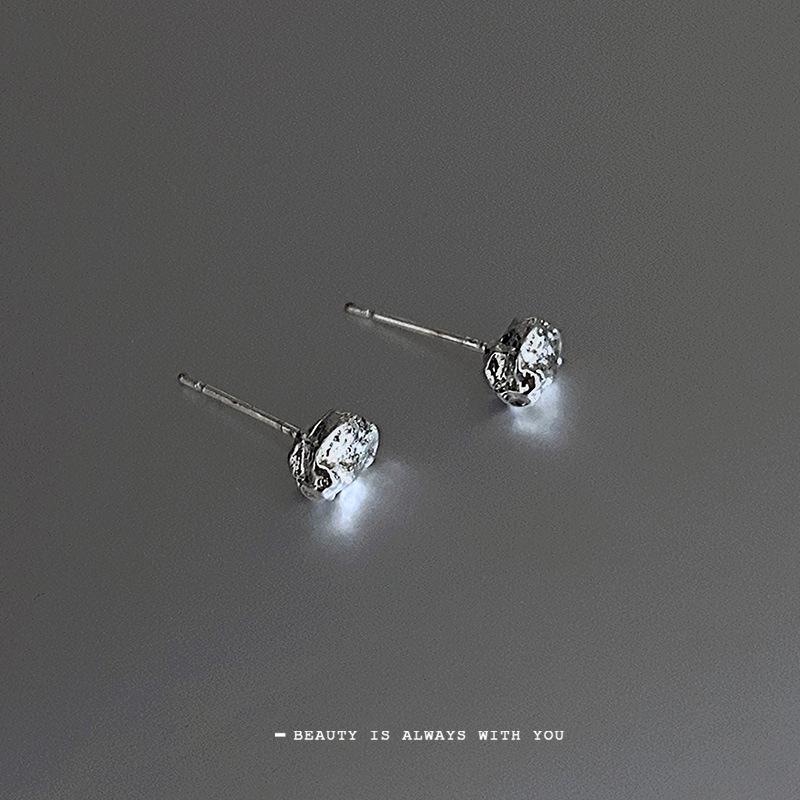 

Simple and cold wind meteorite earrings, new trendy commuting versatile earrings, small and exquisite earrings for women