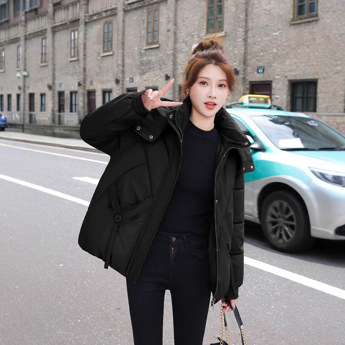 

Женская короткая ветрозащитная теплая зимняя куртка с капюшоном и рукавами реглан L чёрный