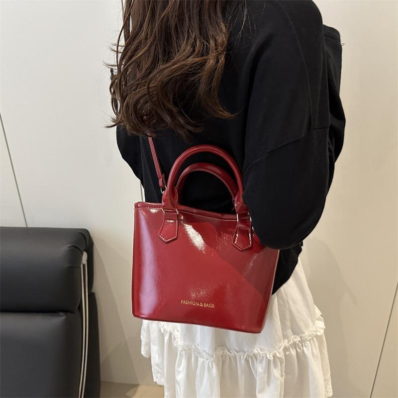Niche Design Bag Women's New Trendy Fashion High-end Shoulder Bag Portable Messenger Bucket Bag