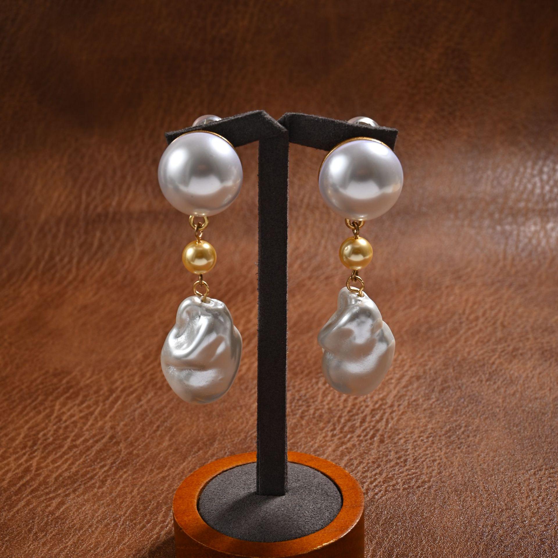 French Retro Fashion Schiaparelli Pearl Ear Cuff & Multi-Layer Pearl Clavicle Chain Set
