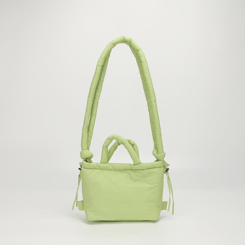 Sac bandoulière et cabas Niche Design 2025 rembourré en coton - Léger, polyvalent, à la mode, couleur unie, sac décontracté à compartiment unique.