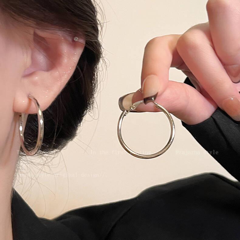 Minimalist Silver Needle Hoop Earrings - Light Luxury, Versatile, Women's High-End Metal Circle for Everyday Wear
