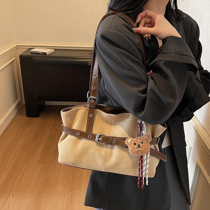 Large-capacity bags women's autumn and winter versatile 2025 new simple shoulder bags are popular this year, textured commuter tote bags