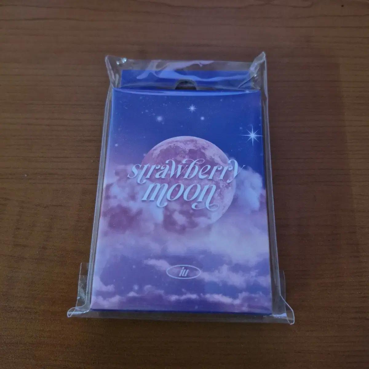 

IU Клубничная Луна Полароид Запечатанный