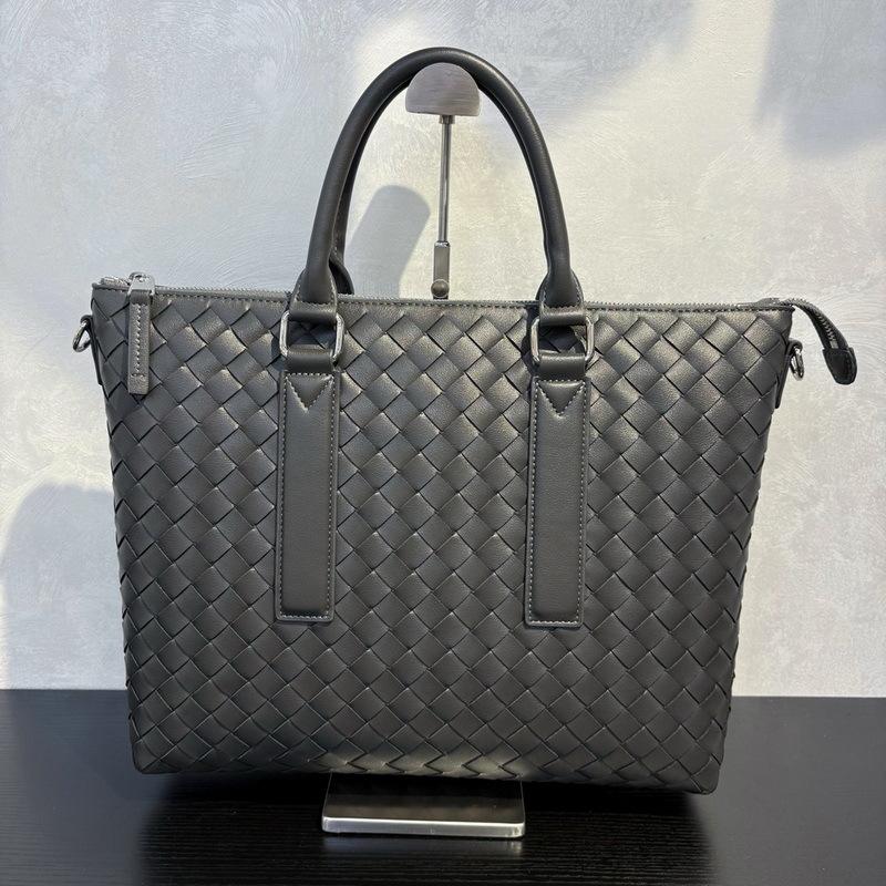 2026 new leather women's bag handwoven men's and women's same briefcase fashionable retro shoulder handbag cross-border
