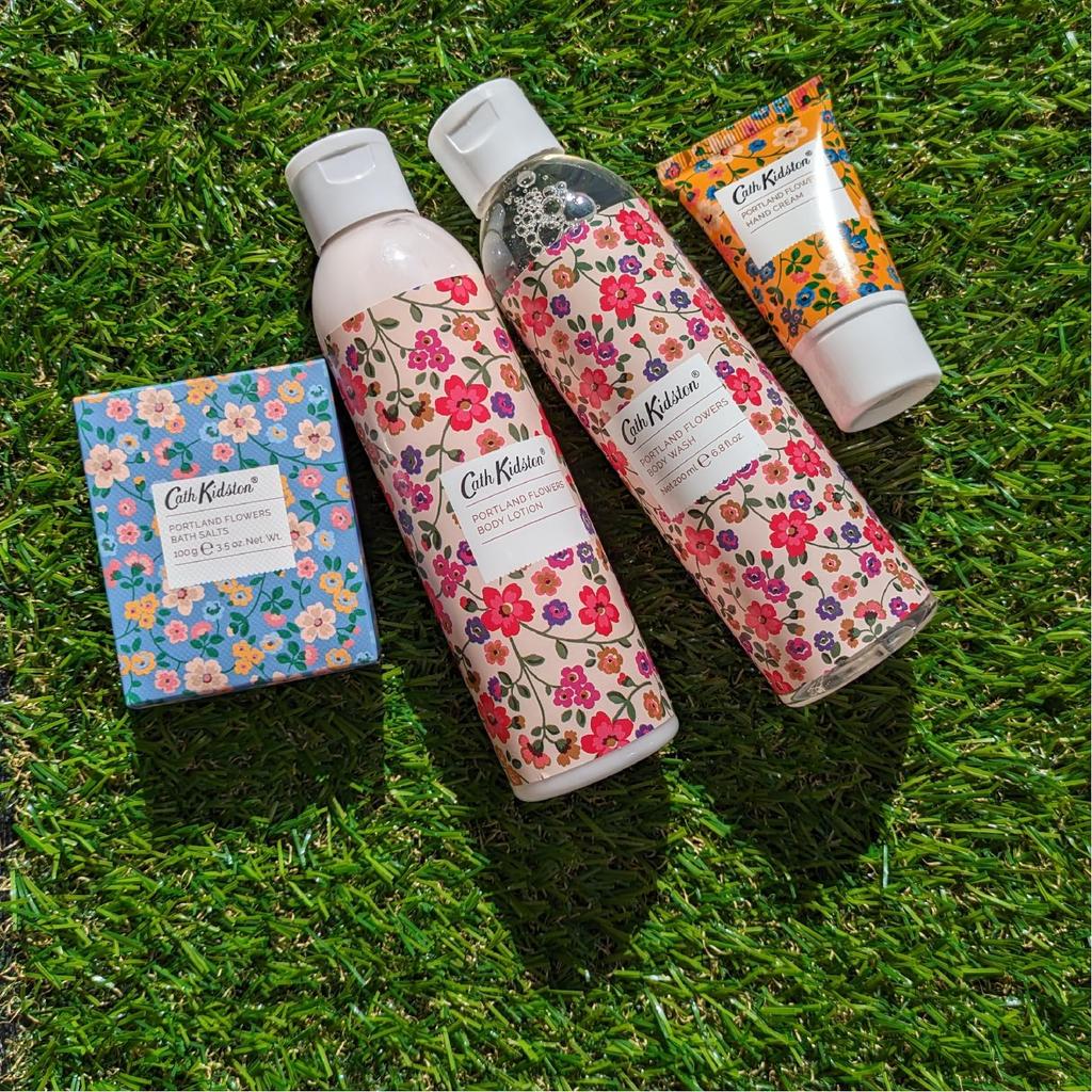 Cath Kidston Verwöhnset Portland Flowers Dusch-Körperlotion Handcreme Badesalz (Körper 200ml, 200ml, 30ml, 100g) [Offiziell importiert]
