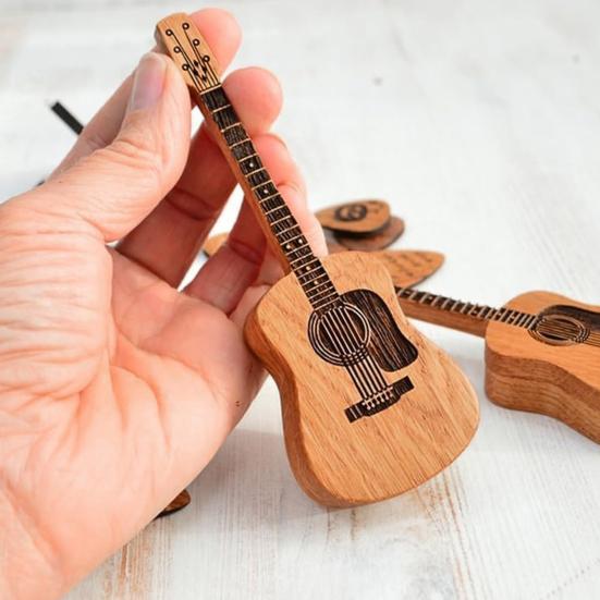 Hölzerne Gitarrenplektrumbox mit Ständer, Gitarrenplektrum-Präsentationsbox mit 3 Gitarrenplektren, Aufbewahrungskoffer für Schreibtischplektren, Geschenk für Gitarristen