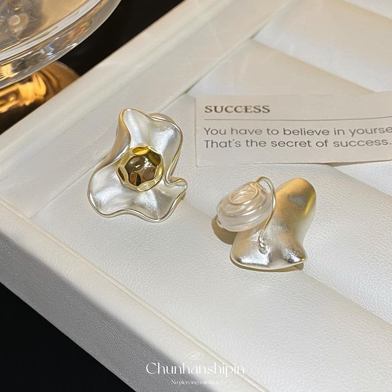 Light Luxury High-end Temperament Atmospheric Dumb Silver Petal Stud Earrings Niche Unique Ear Clips Mosquito Coil Disc Women Without Ear Piercings