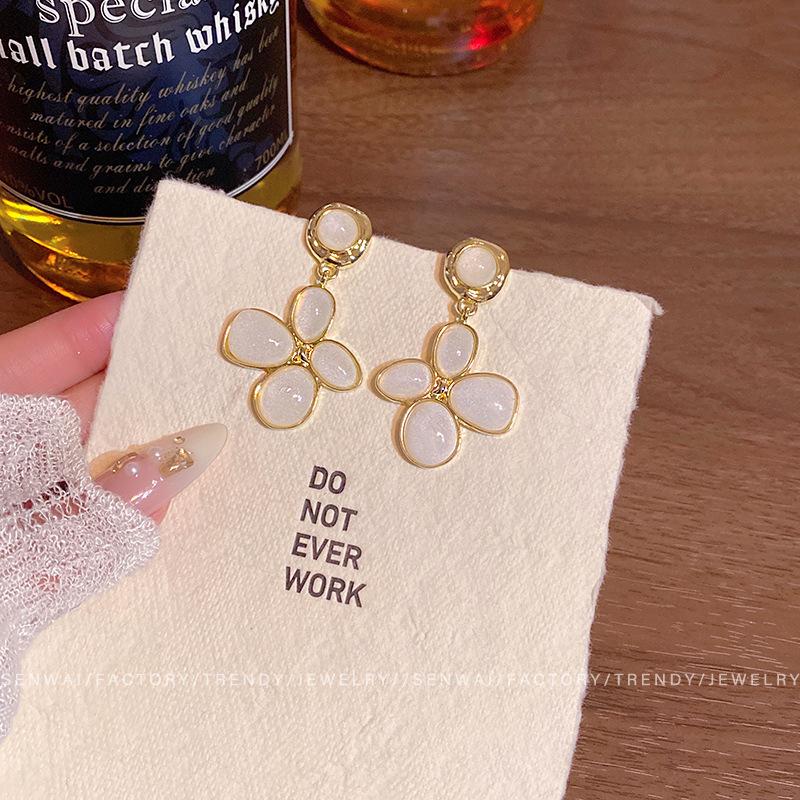 Autumn and Winter Maillard Coffee Flower Earrings 2026 Light Luxury Niche Atmospheric Stud Earrings