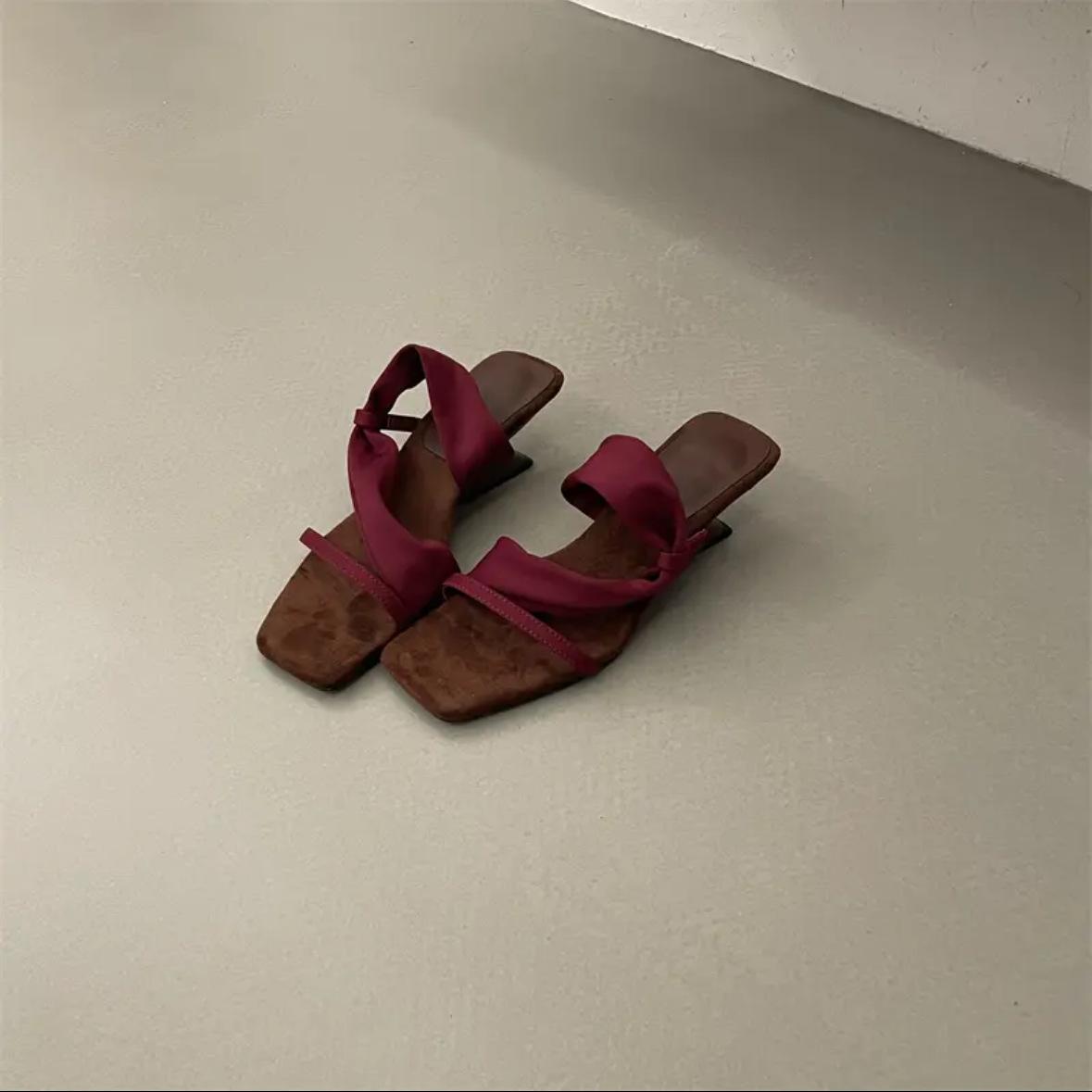 

Fashion Hot Selling 2025 Summer New Fashion Temperament Niche Retro Wedge Sandals Square Toe Open Toe High Heel Sandals and Slippers 35 бордовый