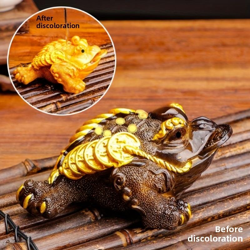 

1 шт. Меняющая цвет золотая жаба - фигурка трехлапой лягушки из смолы с функцией проточной воды, замысловатыми золотыми акцентами и глазами из красных драгоценных камней