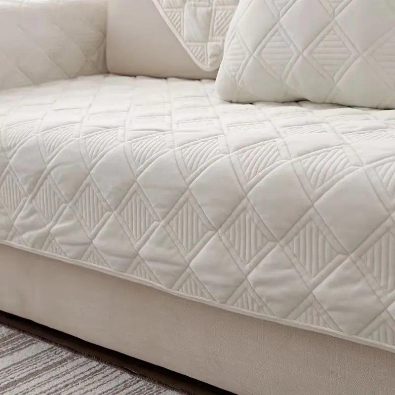 Kurzer Plüsch-Sofabezug in grauer Farbe, europäischer kurzer, dicker, gesteppter Sofabezug, rutschfester europäischer Couchbezug für Wohnzimmer