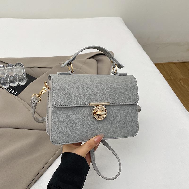 

Portable small square bag 2025 autumn new fashion popular foreign texture lock solid color casual shoulder messenger bag серый