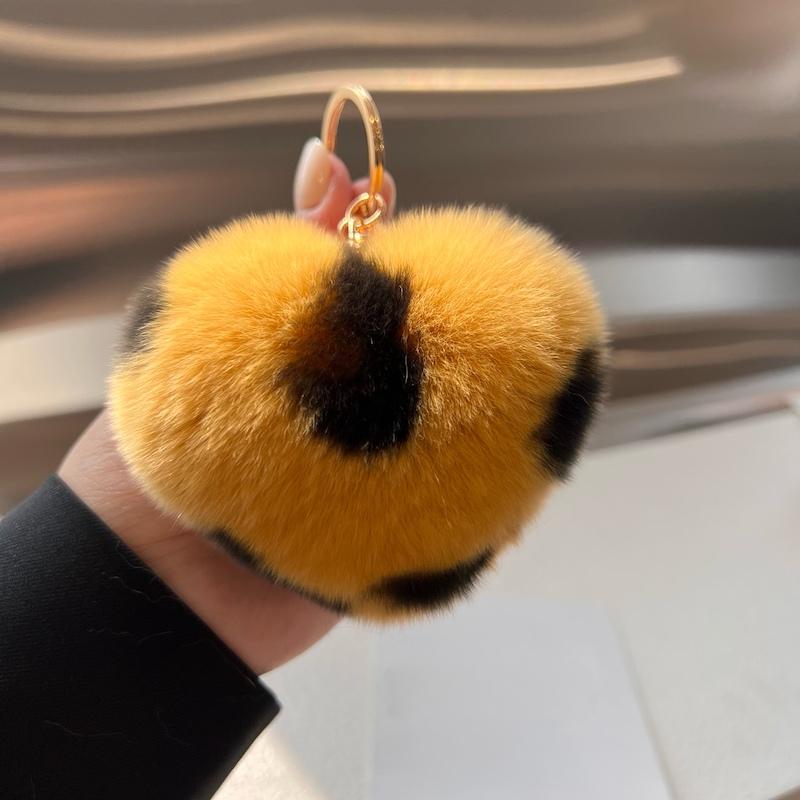 [Cute little love] Real Rex rabbit hair heart-shaped car keychain pendant ins hair pom-pom book bag pendant