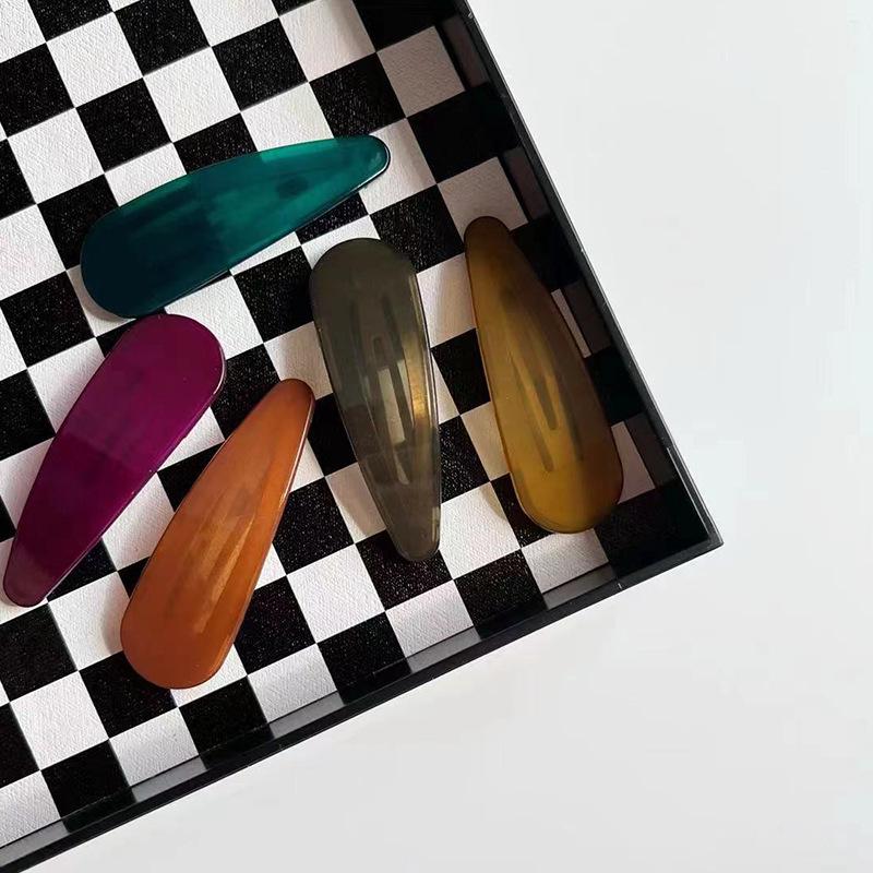 

Темная желеобразная текстура Акриловая заколка для волос с волнистым краем для девочек