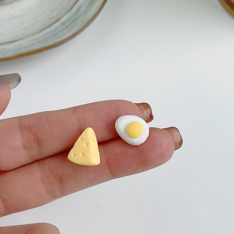 

Серебряные игольчатые асимметричные серьги в форме яйца и сыра - ювелирные изделия из смолы