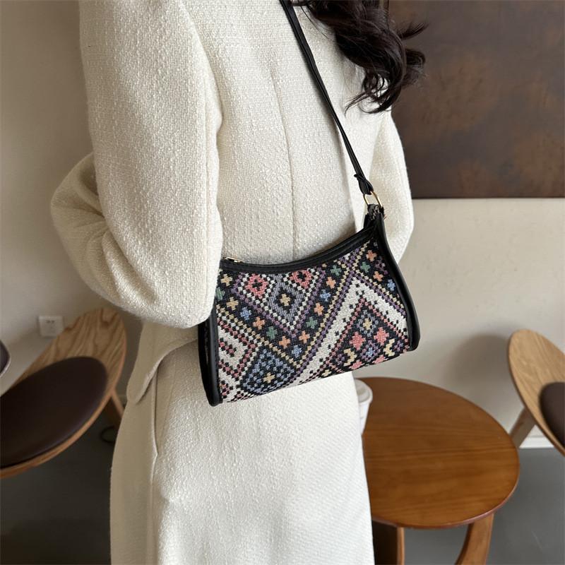 Stylish Retro Canvas Shoulder Bag For Women With Chic Design Ideal For Daily Use