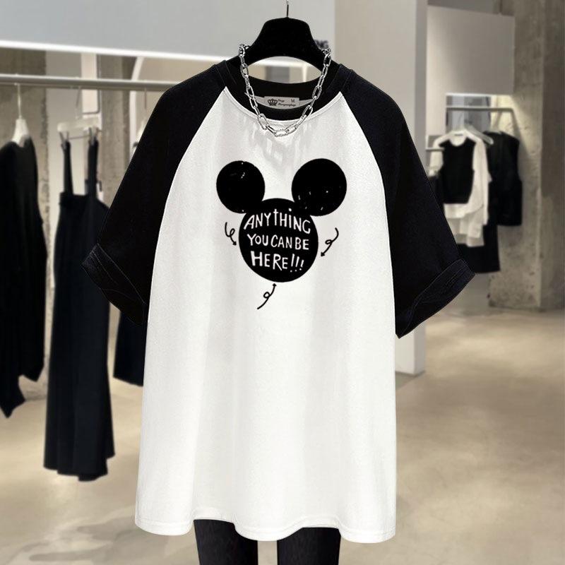 Nova Camiseta de Verão com Letras Europeias, Versão Grande, Solta, com Recortes e Cores Contrastantes, Manga Raglan Curta para Mulheres