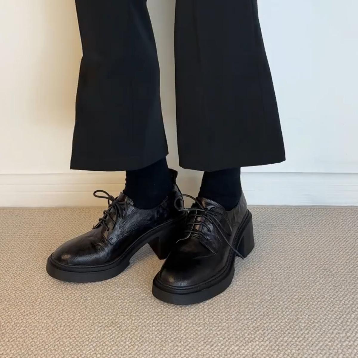 

Версия из коровьей кожи~ Британские ретро лоферы на платформе и высоком каблуке женские и британские универсальные увеличивающие рост с круглым носком на шнуровке маленькие кожаные туфли 40