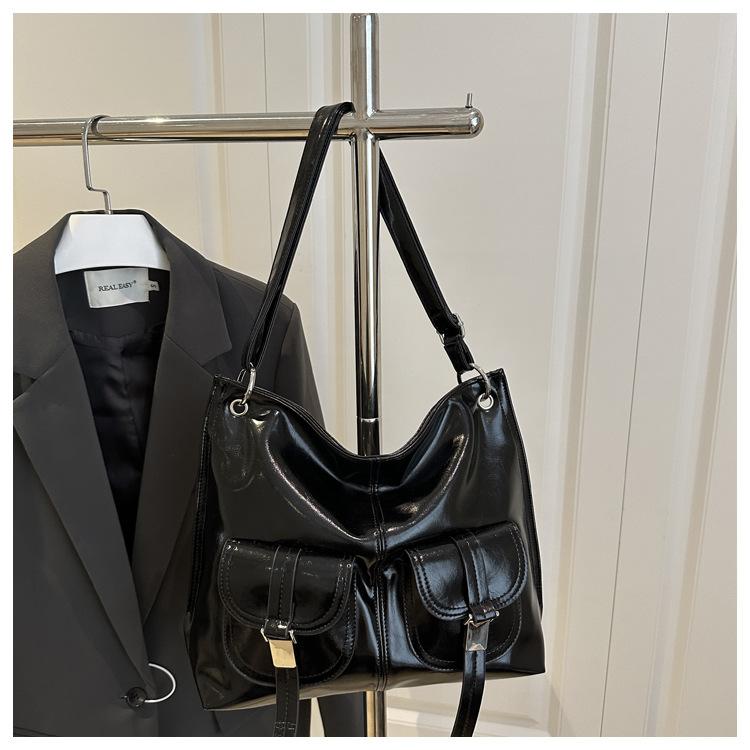 

Korean version of large-capacity fashion locomotive bag women s 2025 new simplicity single shoulder crossbody large-capacity tote bag чёрный